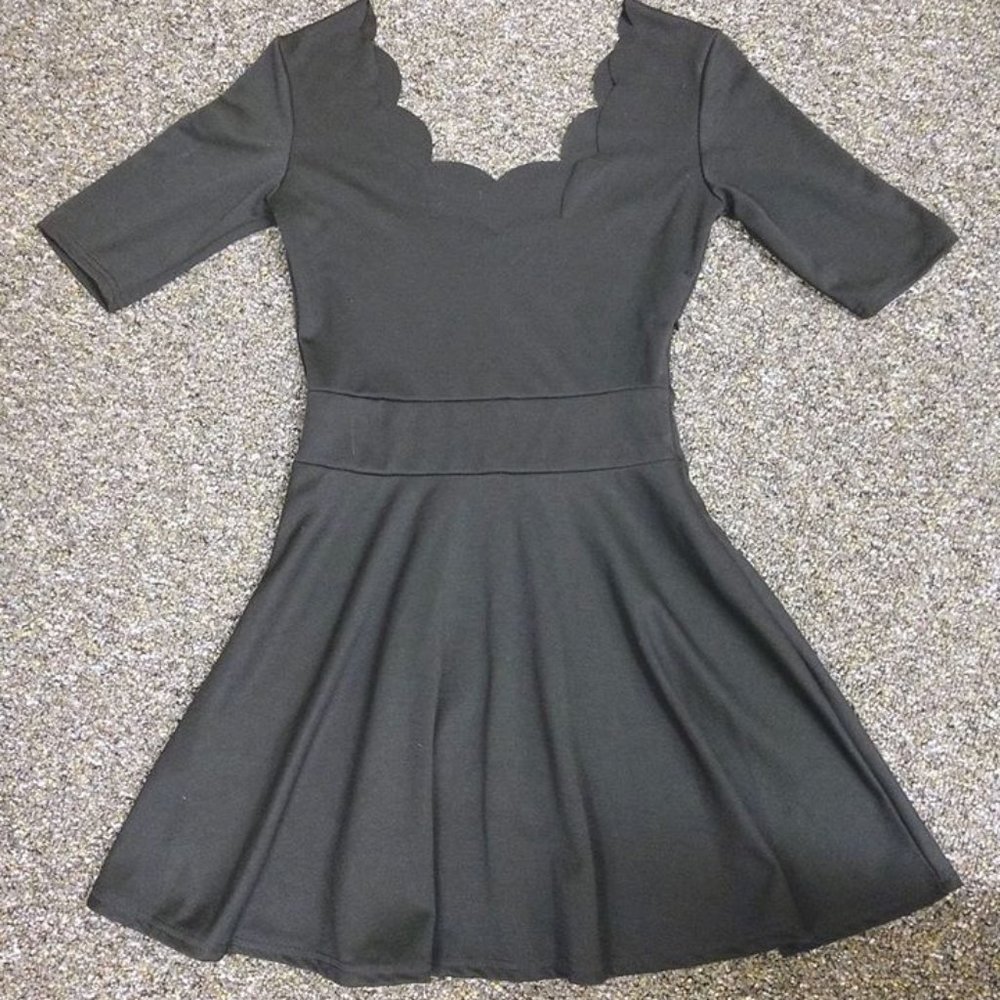 Black dress/tunic w/ scalloped neckline -small